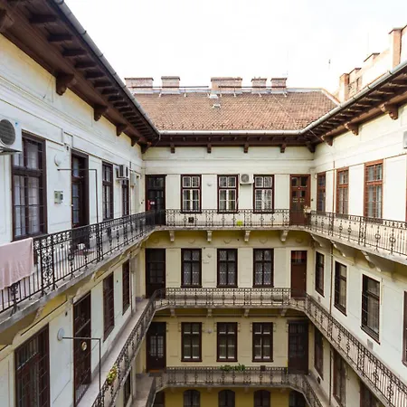 Appartement Galerie Grandeur With 2br By Newave Budapest